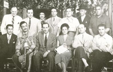 Los miembros del equipo del rodaje de Jalisco canta en Sevilla: sentados, están Jorge Negrete, Carmen Sevilla, y el primero por la derecha, Miguel Mezquíriz