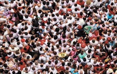 Decenas de personas disfrutando del arranque de las fiestas, el 6 de julio de 2022