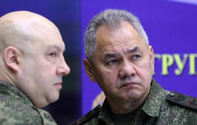 El ministro de Defensa, Sergei Shoigu, junto al general Sergei Surovikin