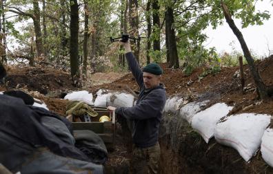 Un militar ucraniano opera un dron en un lugar no revelado a lo largo de la línea del frente en dirección a Donetsk