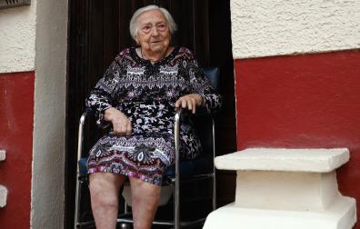 Leontxi Arrieta posa en la puerta del chalet de la calle San Fermín donde Hemingway pasó sus últimos Sanfermines