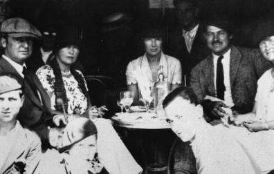 Pamplona, España, verano de 1926. De izquierda a derecha (en la mesa): Gerald Murphy, Sara Murphy, Pauline Pfeiffer, Ernest Hemingway y Hadley Hemingway