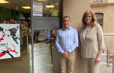 Estrella Lamadrid, directora de la Unidad de Coordinación contra la Violencia sobre la Mujer de la Delegación del Gobierno y Alberto Mantilla, presidente del Colegio de Farmacéuticos de Navarra