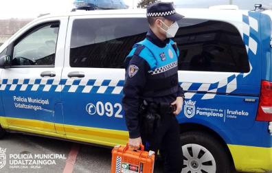 Un agente de la Policía Municipal con un desfibrilador