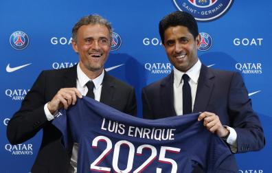 Luis Enrique y Nasser Al-Khelaïfi, presidente del PSG, en la presentación del técnico español