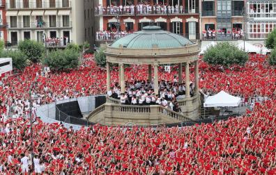Miles de personas celebran en la Plaza del Castillo de Pamplona el inicio de las fiestas de los sanfermines 2023