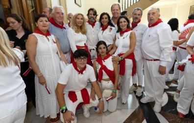 Norma Duval y Juan José Padilla posan con sus respectivas familias y amigos