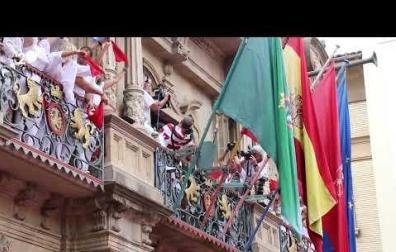Vídeo de Luis Sabalza saliendo al balcón del Ayuntamiento para lanzar el Chupinazo