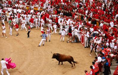 Toro rezagado en la plaza