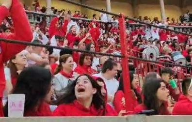 La plaza de toros anima a Osasuna antes del encierro