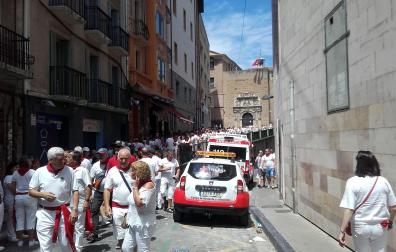 Un vehículo de la Cruz Roja, en la Cuesta de Santo Domingo este jueves, 8 de julio