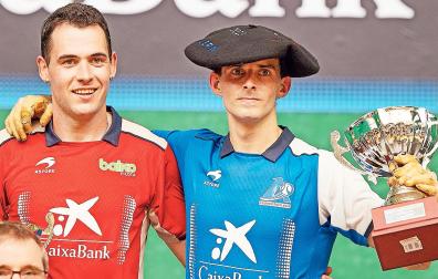 Jokin Altuna , con la txapela, junto a Erik Jaka en el Labrit.