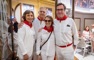 Desde la izquierda: Juan Miguel Sucunza, con su mujer Beatriz Guibert, y Antonio Garamendi, con su esposa, María Acha Satrustegui