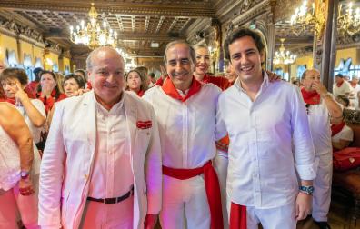 El abogado sevillano de Ontier Internacional, Luis Miguel Martín Rubio, Alfonso Sánchez Tabernero (exrector UN) y Curro Rodríguez (consejero delegado de Canal Sur)