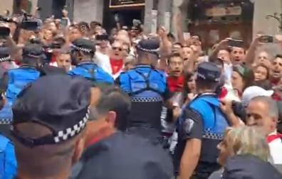 La Corporación ha recorrido la calle de vuelta a la Catedral rodeada por un fuerte cordón de la Policía Municipal