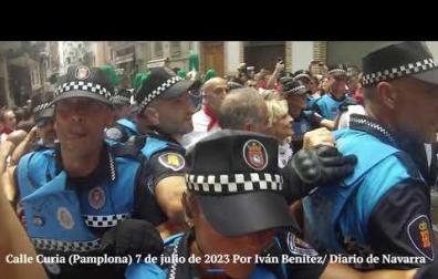 Gritos y abucheos, pero también aplausos, al paso de la Corporación municipal por la calle Curia.