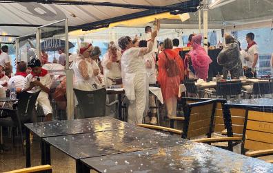 Varias personas se resguardan en las terrazas de la plaza del Castillo durante la granizada