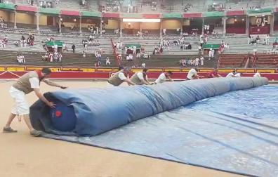 Retirada de la protección de la arena de la plaza de toros el 7 de julio