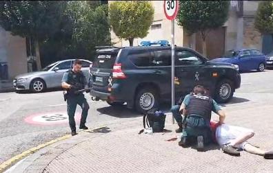 Primeros momentos de la atención prestada por la Guardia Civil en Berriozar