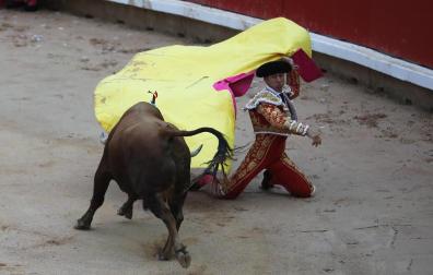Rafaelillo da un pase de capote al primero de la tarde, 'Escandalito'