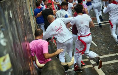 Segundo encierro de San Fermín en el tramo de la curva de Mercaderes