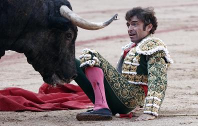 El diestro ha sido corneado en el muslo izquierdo.