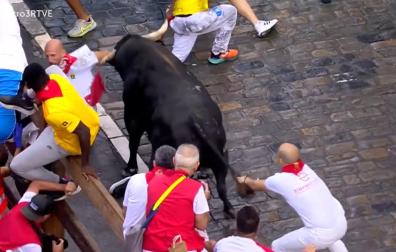 Momento de la cornada en el tercer encierro de San Fermín.