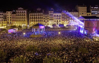 La plaza del Castillo, abarrotada de gente estos Sanfermines