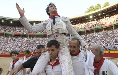 Roca Rey, saliendo a hombros del coso pamplonés