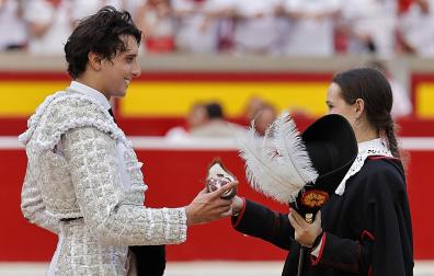 Roca Rey y Ane Arriaza, en la corrida del día 11 en la plaza de toros de Pamplona