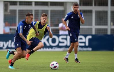 Xabi Huarte, durante el entrenamiento de este miércoles en Tajonar