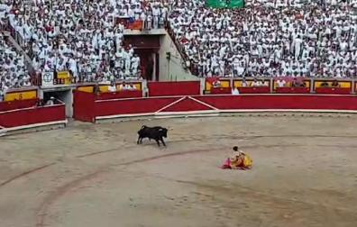 El torero peruano recibe a porta gayola al segundo de su lote este 13 de julio