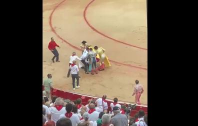 El torero manchego ha sufrido un fuerte golpe en la cabeza tras enganchado por el primer toro