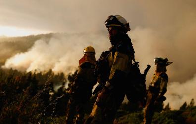 Varios bomberos forestales trabajan en el incendio que afecta a más de 3.600 hectáreas en los municipios de Puntagorda y Tijarafe, en La Palma