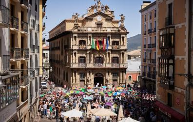 A* Jesús Garzaron
F* 2023_07_19
T* Protesta por la construcción del parking subterráneo de la Plaza de la Cruz
L* Plaza Consistorial, Pamplona