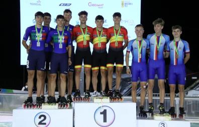 En el cajón más alto a la izquierda, el navarro Hugo Bretón posa con sus compañeros tras ganar en Francia
