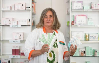 Berta Arriazu, farmacéutica, enseña los test de antígenos que se vuelven a vender estos días