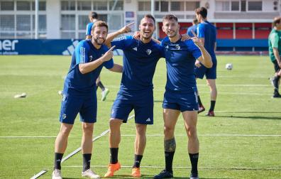 Moncayola, Unai García y David García celebran su victoria en el fútbol tenis