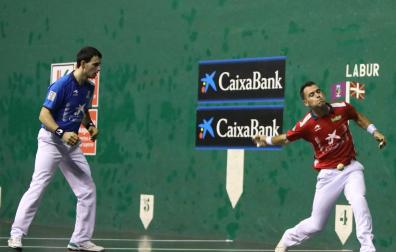 Erik Jaka golpea la pelota en presencia de Jokin Altuna en Barakaldo.