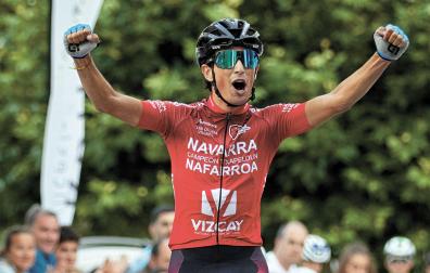 El ciclista de Tudela Unai Ramos (Hermanos Vizcay) levanta los brazos como ganador de la etapa