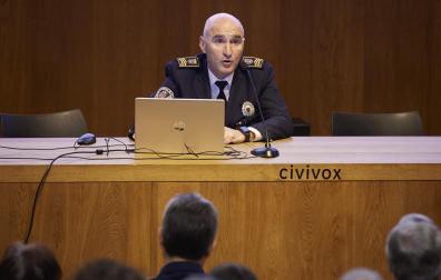 Javier Goya, impartiendo una conferencia en el Condestable