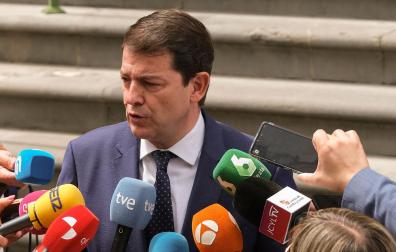 El presidente de Castilla La Mancha, Emiliano García-Page, hace declaraciones a los medios tras asistir a la toma de posesión del reelegido presidente del Principado de Asturias, Adrián Barbón