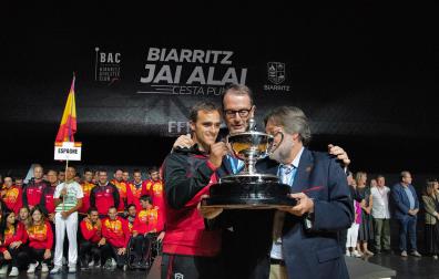 Xabier Asiáin y Pepe Berbegal recogen de manos del presidente de la FIPV, Xavier Cazaubon, el trofeo de campeones del Mundial 2022