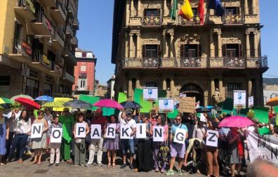 Una protesta anterior de los vecinos de la Plaza de la Cruz en contra del parking de la calle Sangüesa