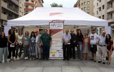 Trasplantados y familiares, miembros de Atehna, de Sare y de la Comisión Ciudadana Antisida ayer, en una carpa informativa en Carlos III