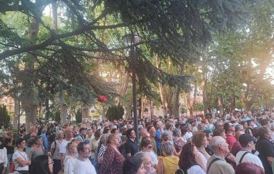 Asistentes a la concentración contra las obras que se celebró el viernes por la tarde