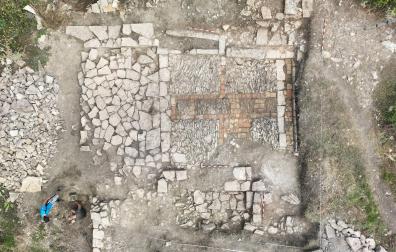 Imagen aérea del suelo que ha salido a la luz tras la excavación y del muro ya consolidado