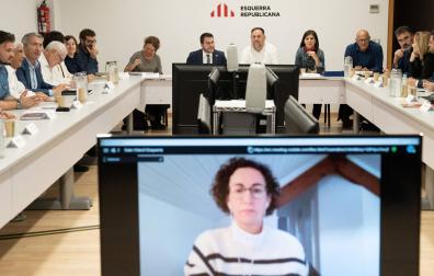 El portavoz parlamentario de ERC en el Congreso, Gabriel Rufián (4i); en el centro, el presidente de la Generalitat, Pere Aragonès (2i); el presidente de ERC, Oriol Junqueras (3i) y la secretaria general adjunta y portavoz de ERC, Marta Vilalta (4i) y en la pantalla por videoconferencia, la secretaria general de ERC, Marta Rovira, durante la reunión de la ejecutiva de ERC