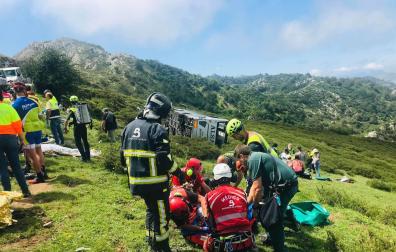 Efectivos del SEPA atienden a una de las heridas en el vuelco de un autobús en la subida a los Lagos de Covadonga.