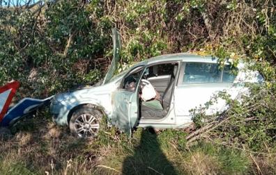 El vehículo accidentado, tras salirse de la vía en la N-129